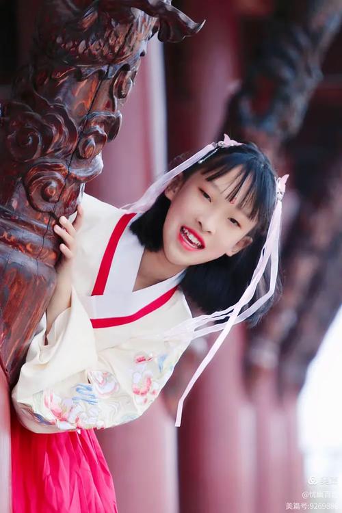 吾家有女初长成,瑰爱如宝惜如珍,自幼无需母多言,勤奋刻苦甚欣慰